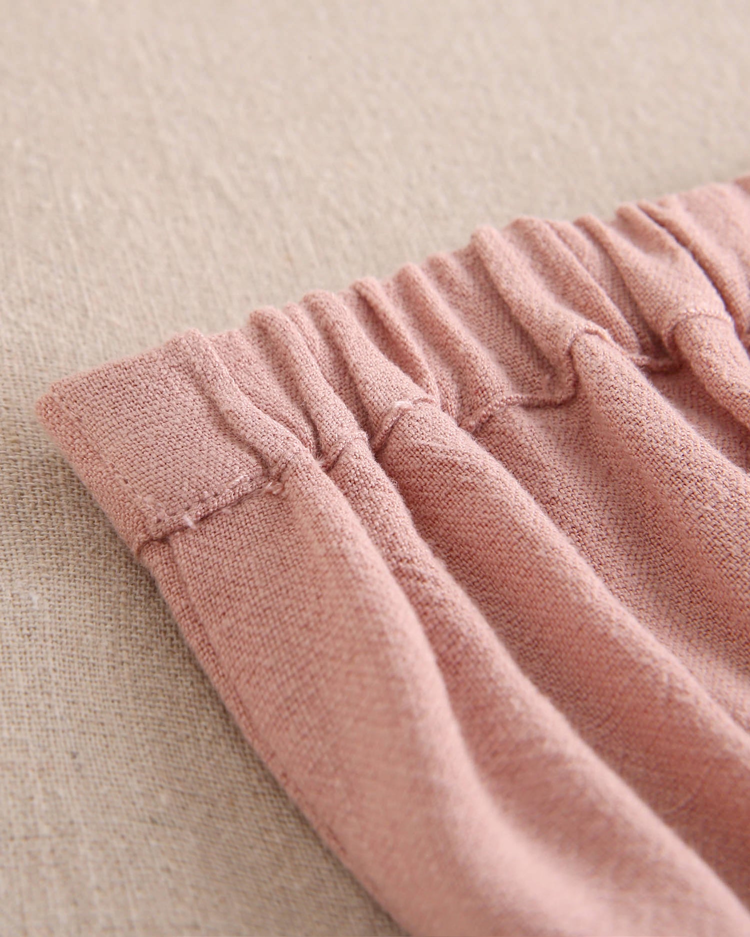 Conjunto bebé niño camisa rayas mostaza y azul, con short coral