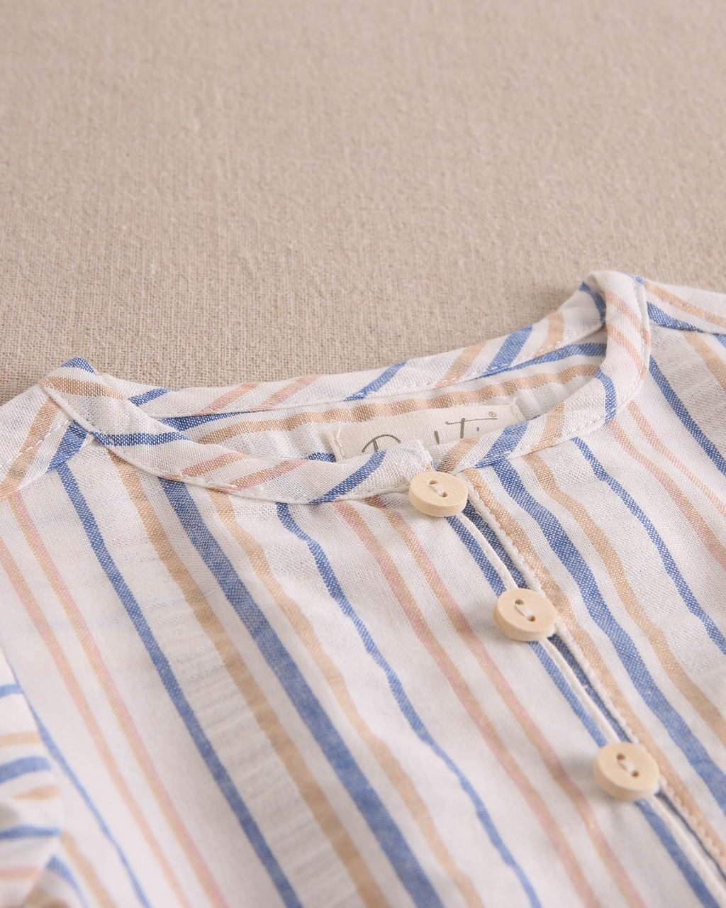 Conjunto bebé niño camisa rayas mostaza y azul, con short coral