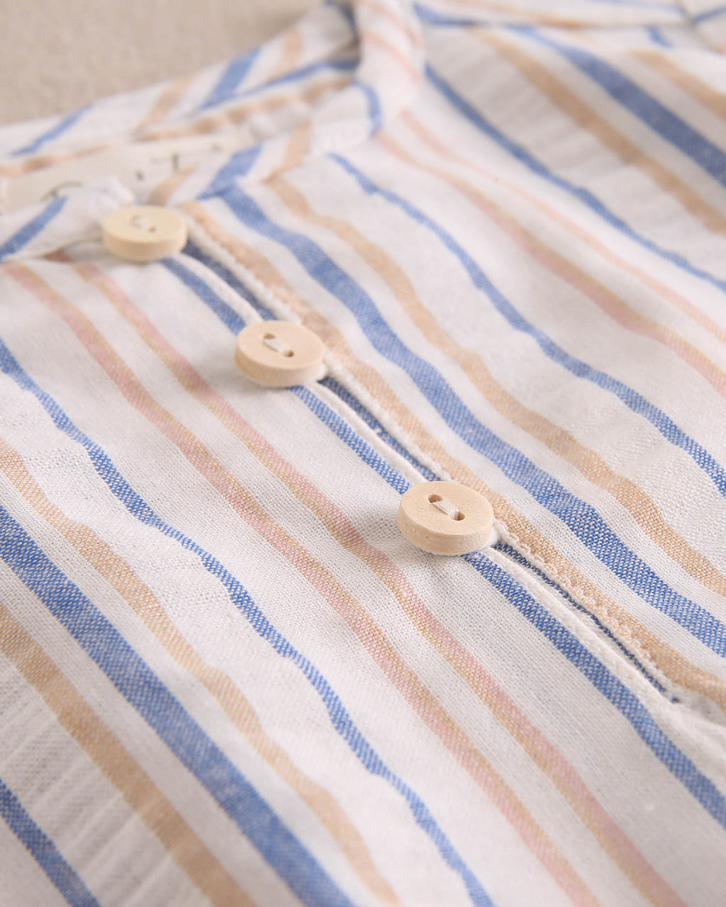 Conjunto bebé niño camisa rayas mostaza y azul, con short coral