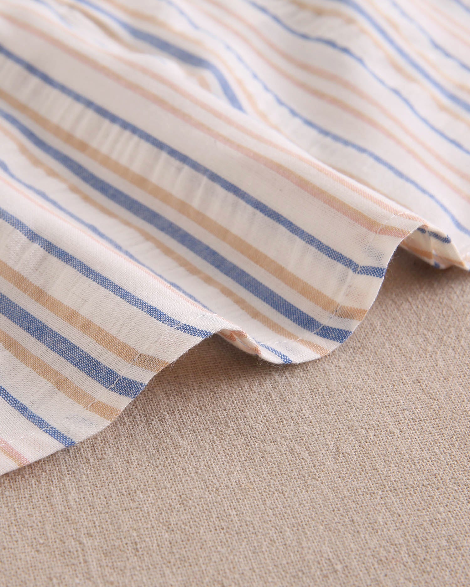 Conjunto bebé niño camisa rayas mostaza y azul, con short coral