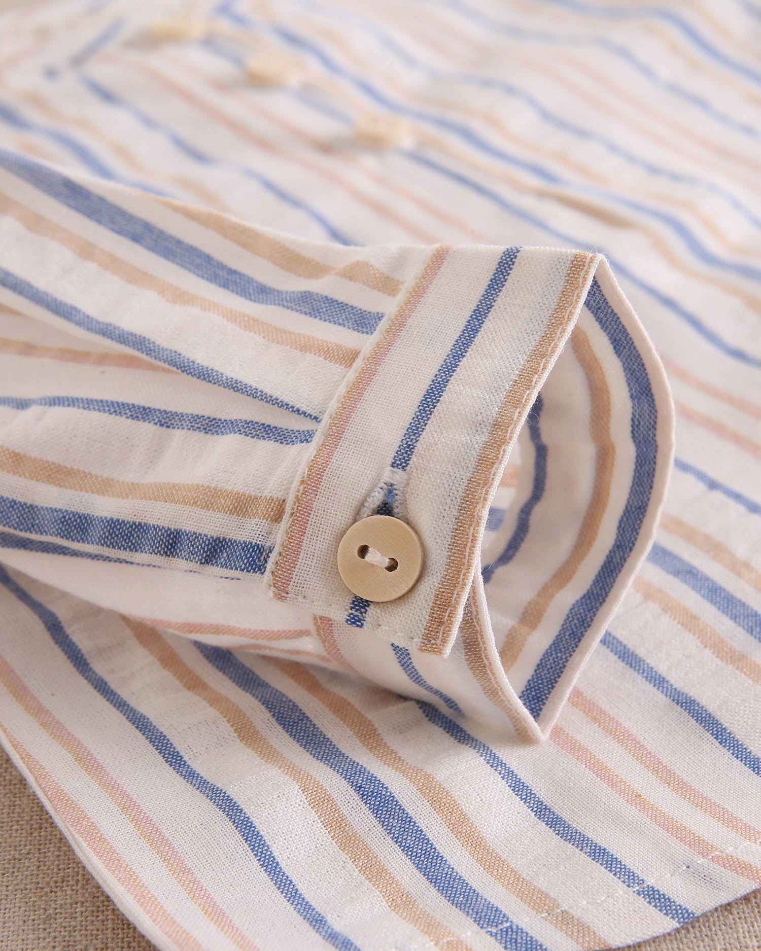 Conjunto bebé niño camisa rayas mostaza y azul, con short coral