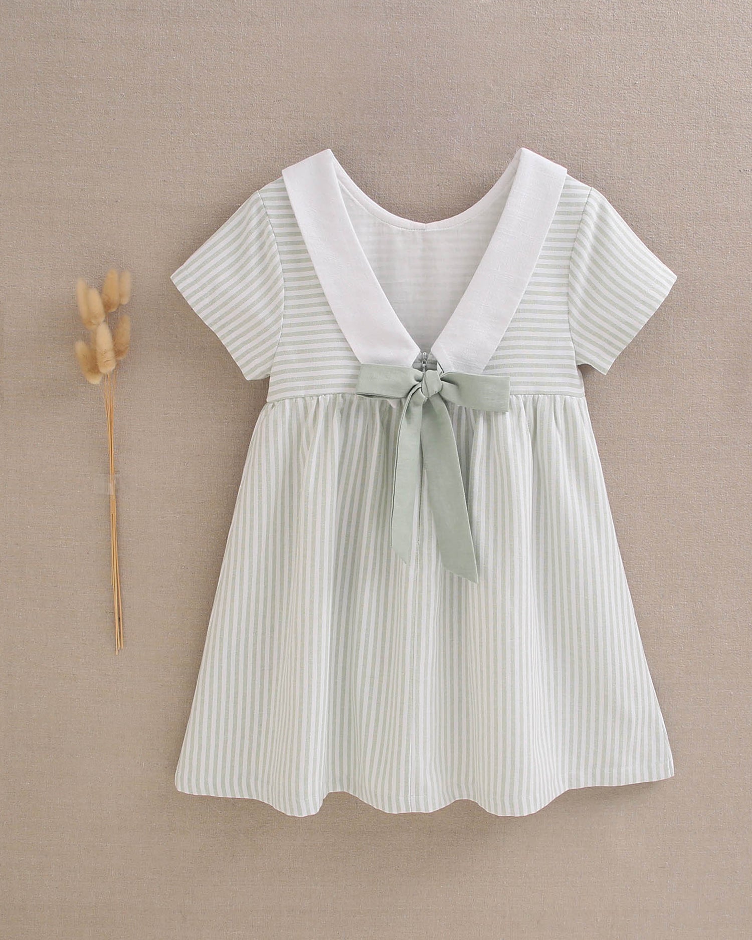 Vestido niña de rayas verde pastel y blanco, y espalda con lazo