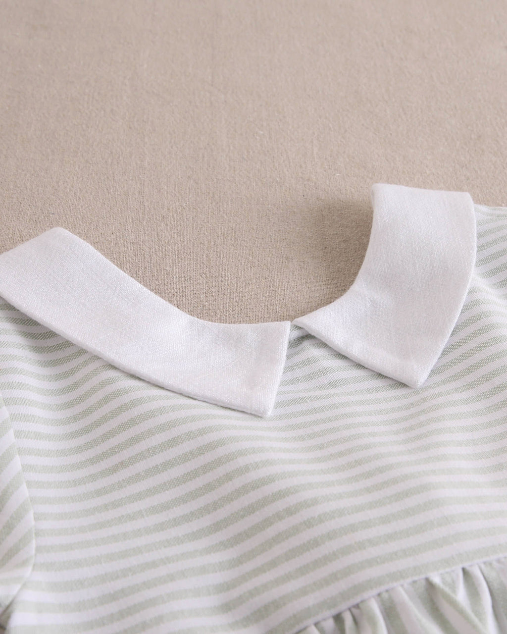 Vestido niña de rayas verde pastel y blanco, y espalda con lazo