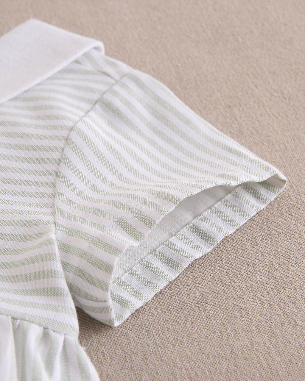 Vestido niña de rayas verde pastel y blanco, y espalda con lazo