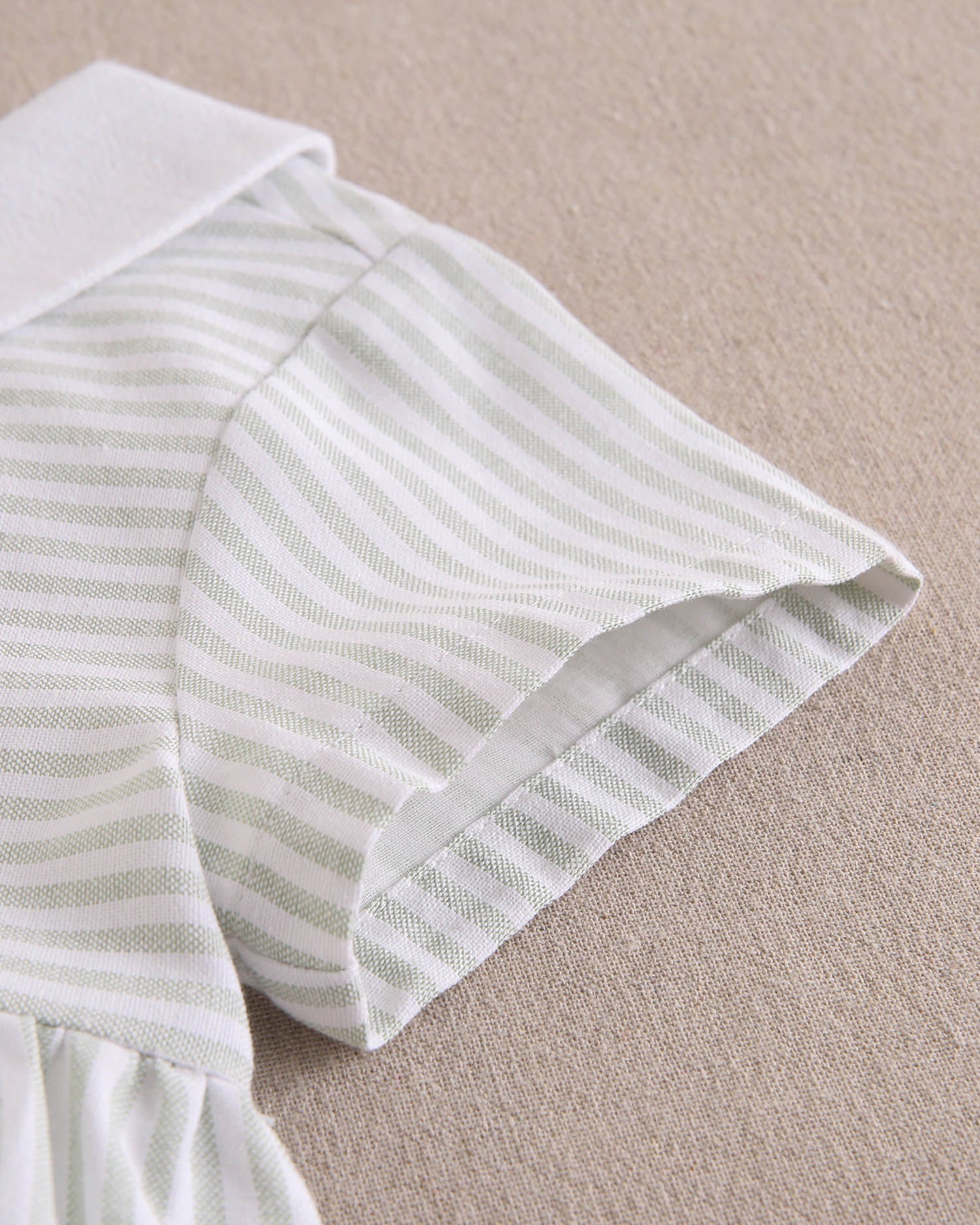 Vestido niña de rayas verde pastel y blanco, y espalda con lazo