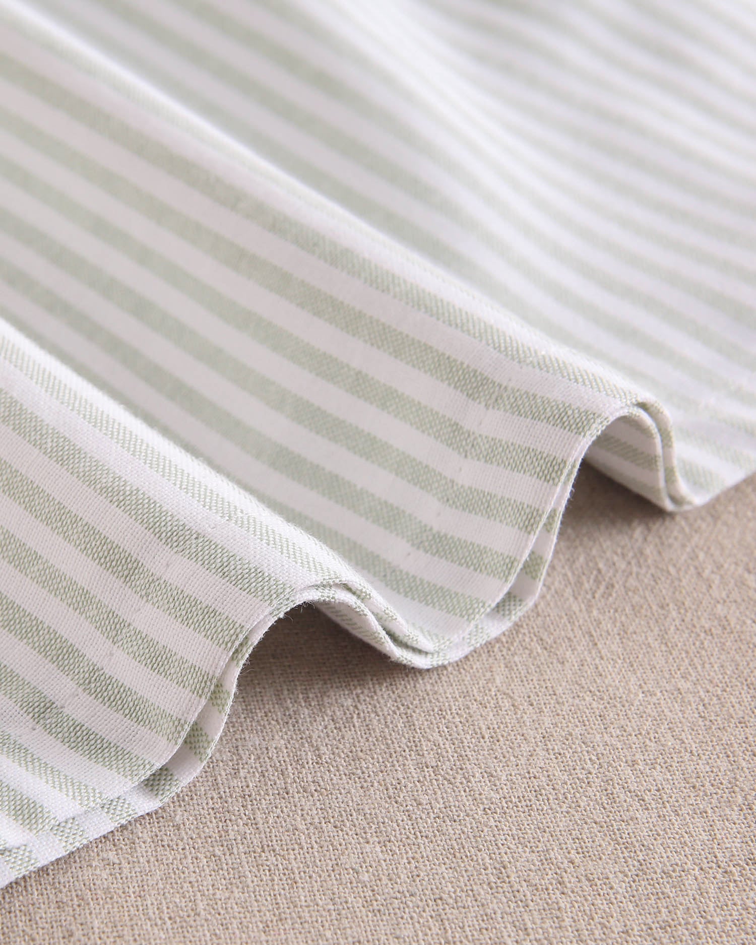 Vestido niña de rayas verde pastel y blanco, y espalda con lazo