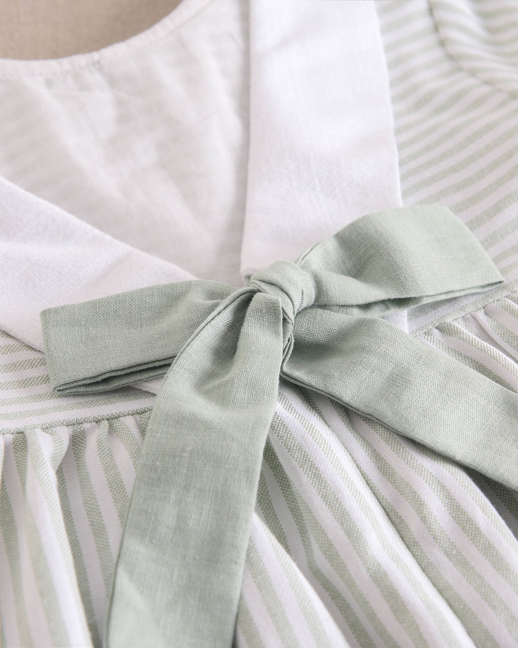 Vestido niña de rayas verde pastel y blanco, y espalda con lazo