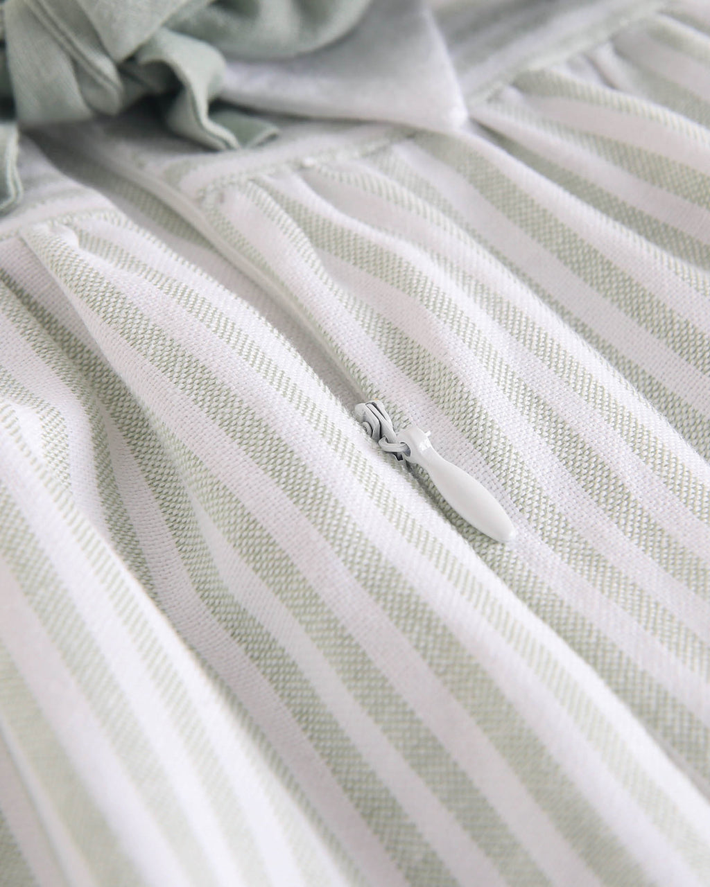 Vestido niña de rayas verde pastel y blanco, y espalda con lazo