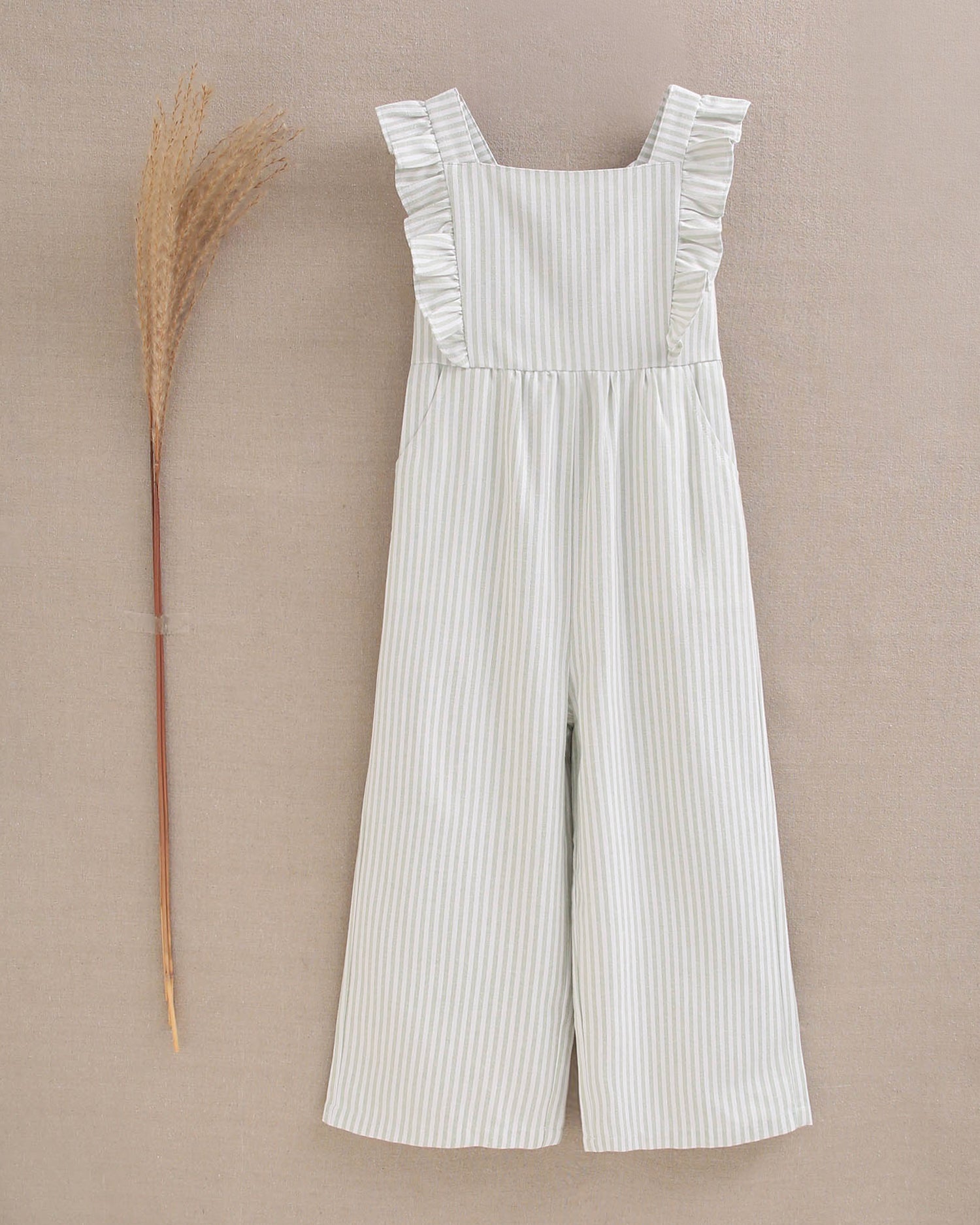 Enterito largo niña rayas verde pastel y blanco, con tirantes y espalda cruzada con lazo