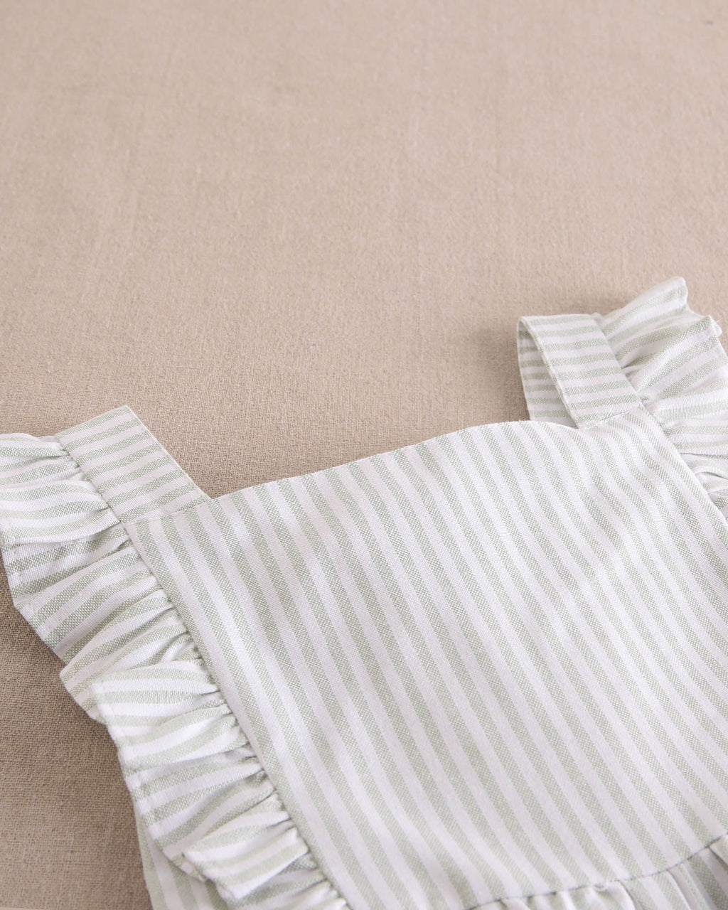 Enterito largo niña rayas verde pastel y blanco, con tirantes y espalda cruzada con lazo