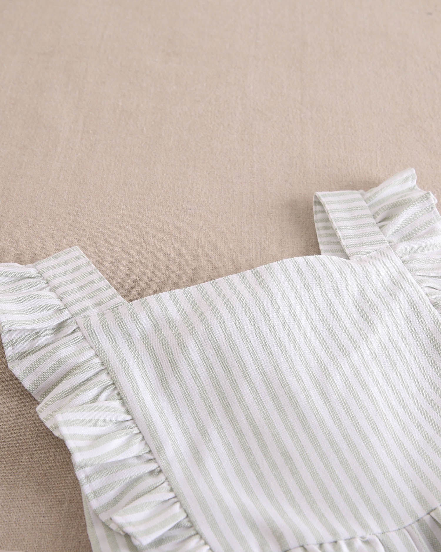 Enterito largo niña rayas verde pastel y blanco, con tirantes y espalda cruzada con lazo