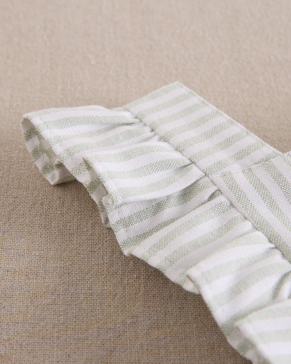 Enterito largo niña rayas verde pastel y blanco, con tirantes y espalda cruzada con lazo