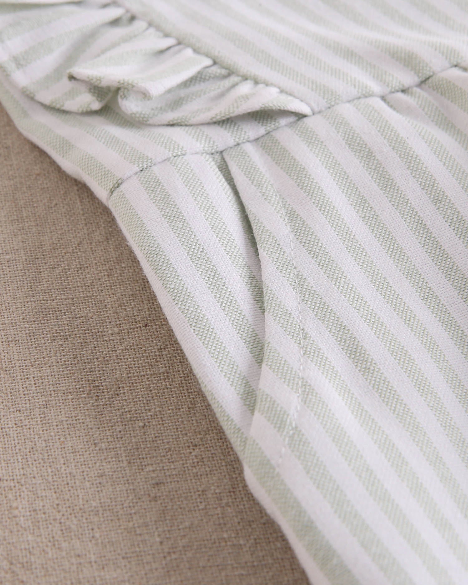 Enterito largo niña rayas verde pastel y blanco, con tirantes y espalda cruzada con lazo