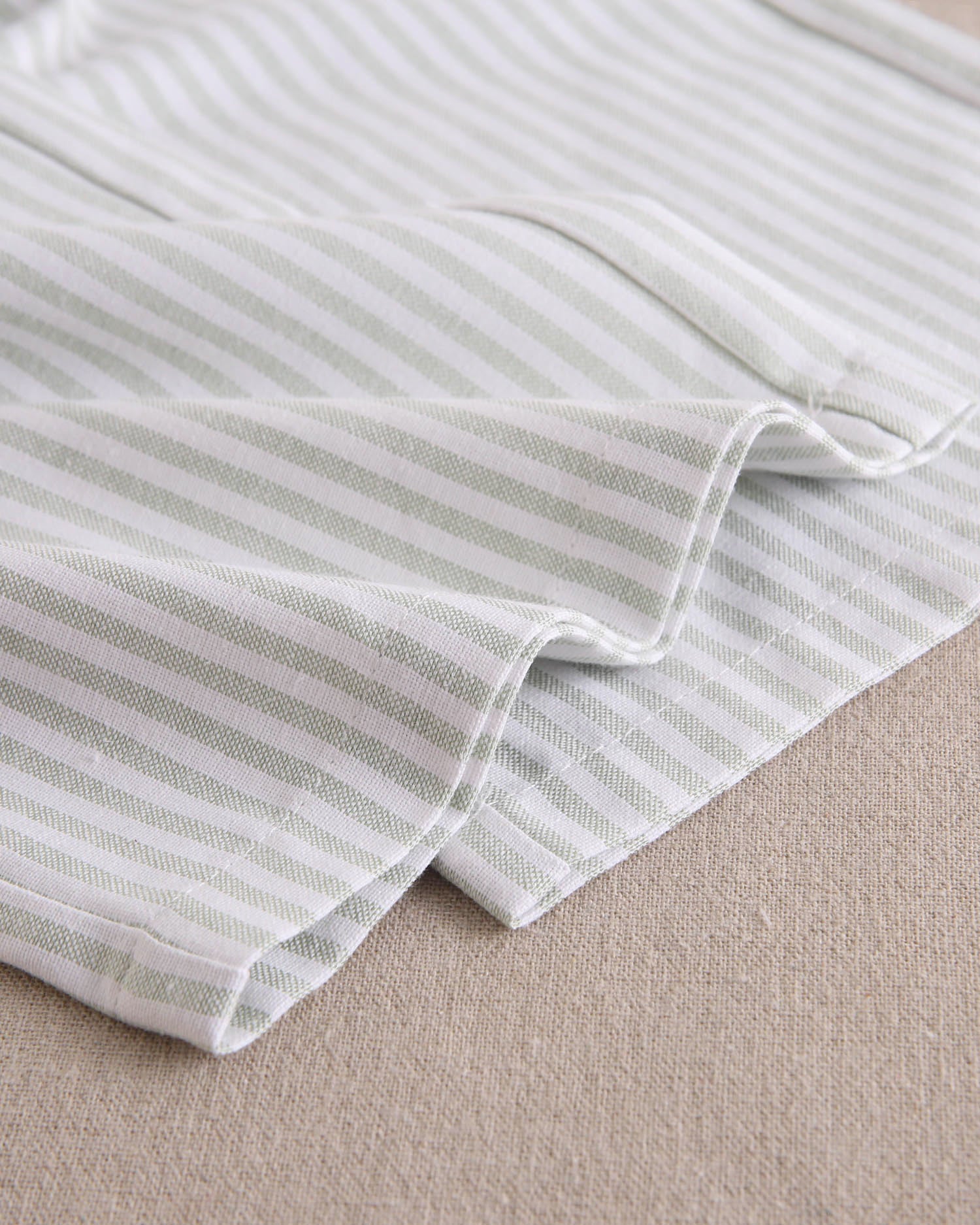 Enterito largo niña rayas verde pastel y blanco, con tirantes y espalda cruzada con lazo