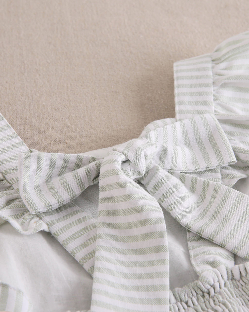 Enterito largo niña rayas verde pastel y blanco, con tirantes y espalda cruzada con lazo