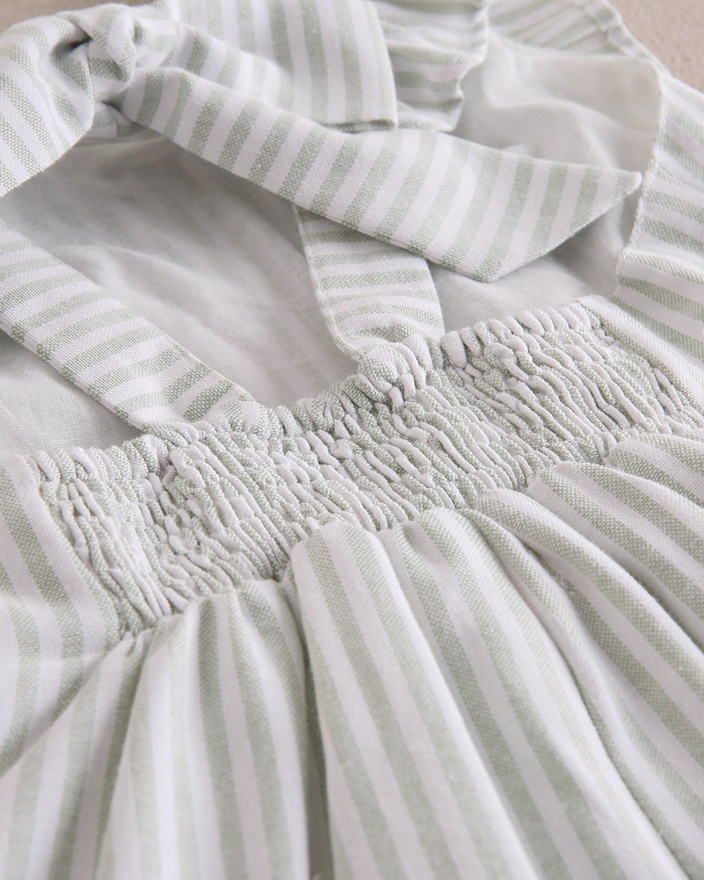 Enterito largo niña rayas verde pastel y blanco, con tirantes y espalda cruzada con lazo