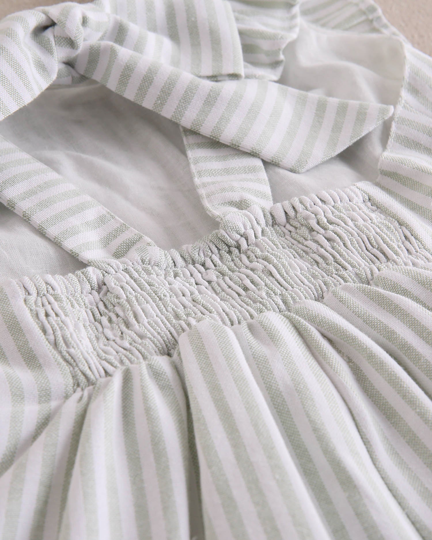 Enterito largo niña rayas verde pastel y blanco, con tirantes y espalda cruzada con lazo