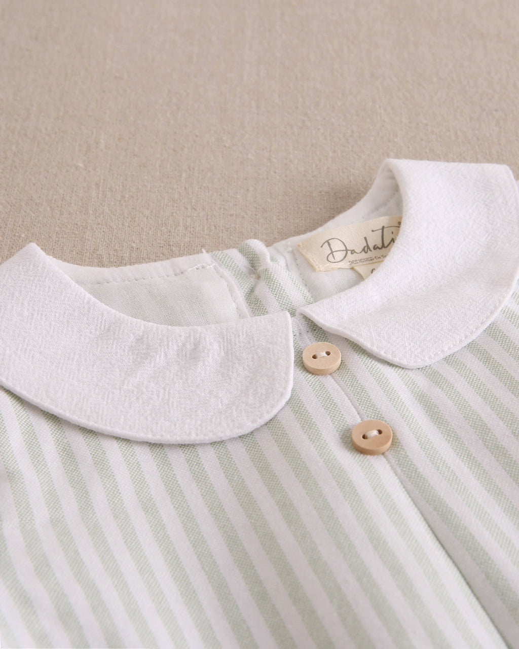 Ranita bebé niño rayas verde verde pastel y cuello blanco