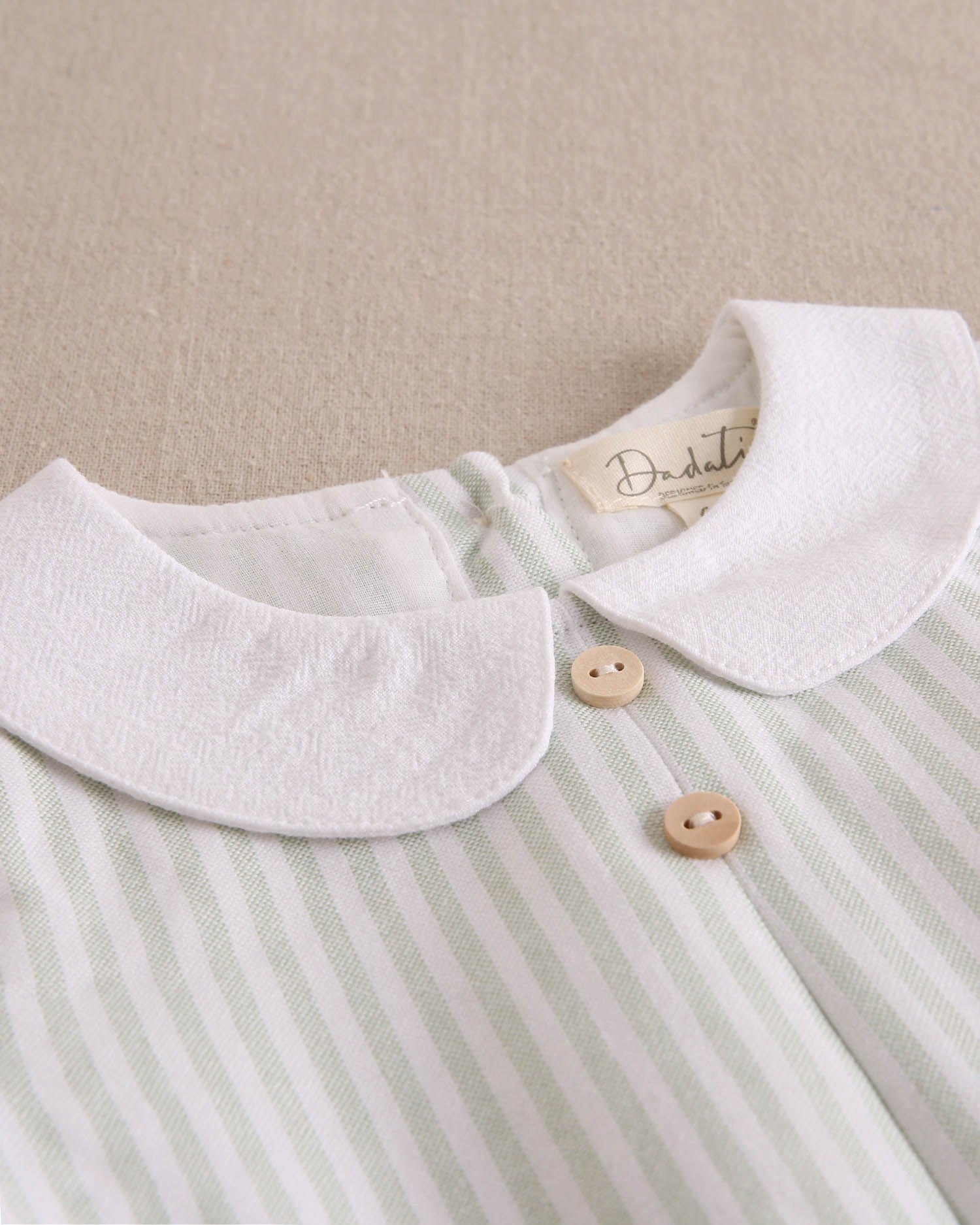 Ranita bebé niño rayas verde verde pastel y cuello blanco