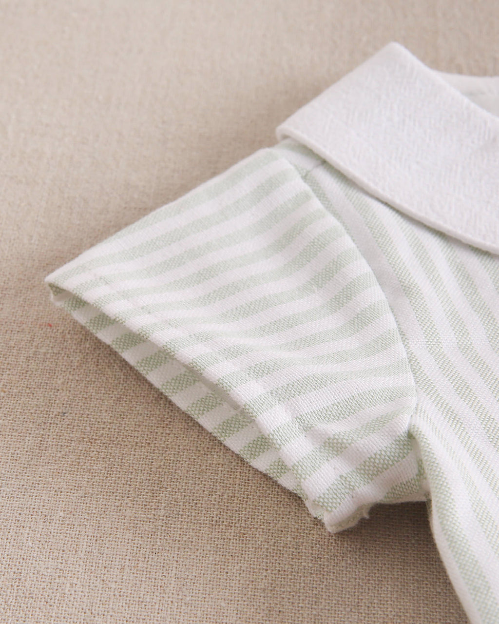 Ranita bebé niño rayas verde verde pastel y cuello blanco