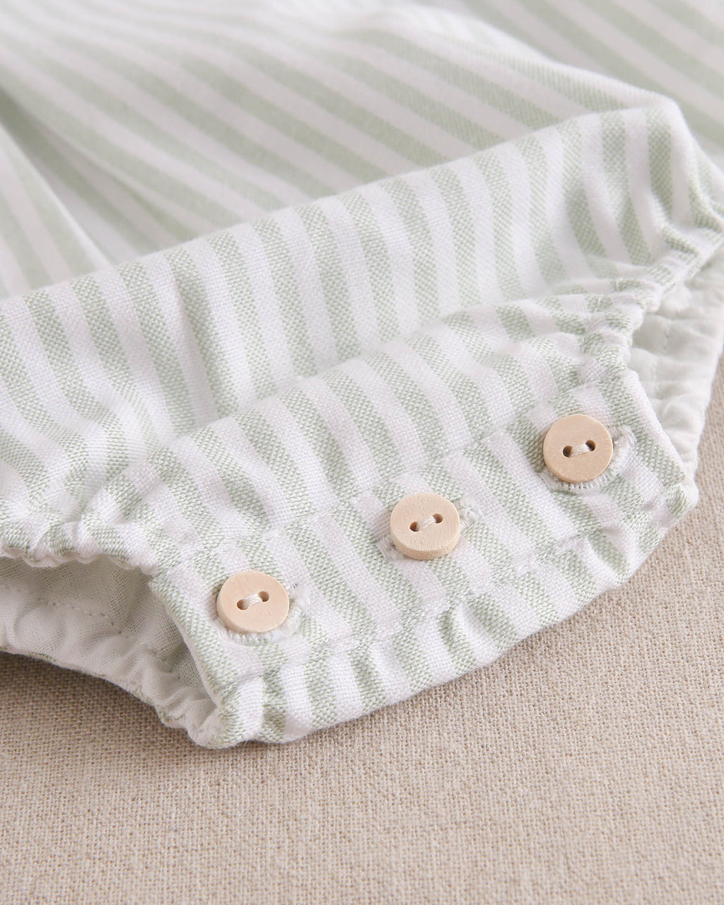 Ranita bebé niño rayas verde verde pastel y cuello blanco