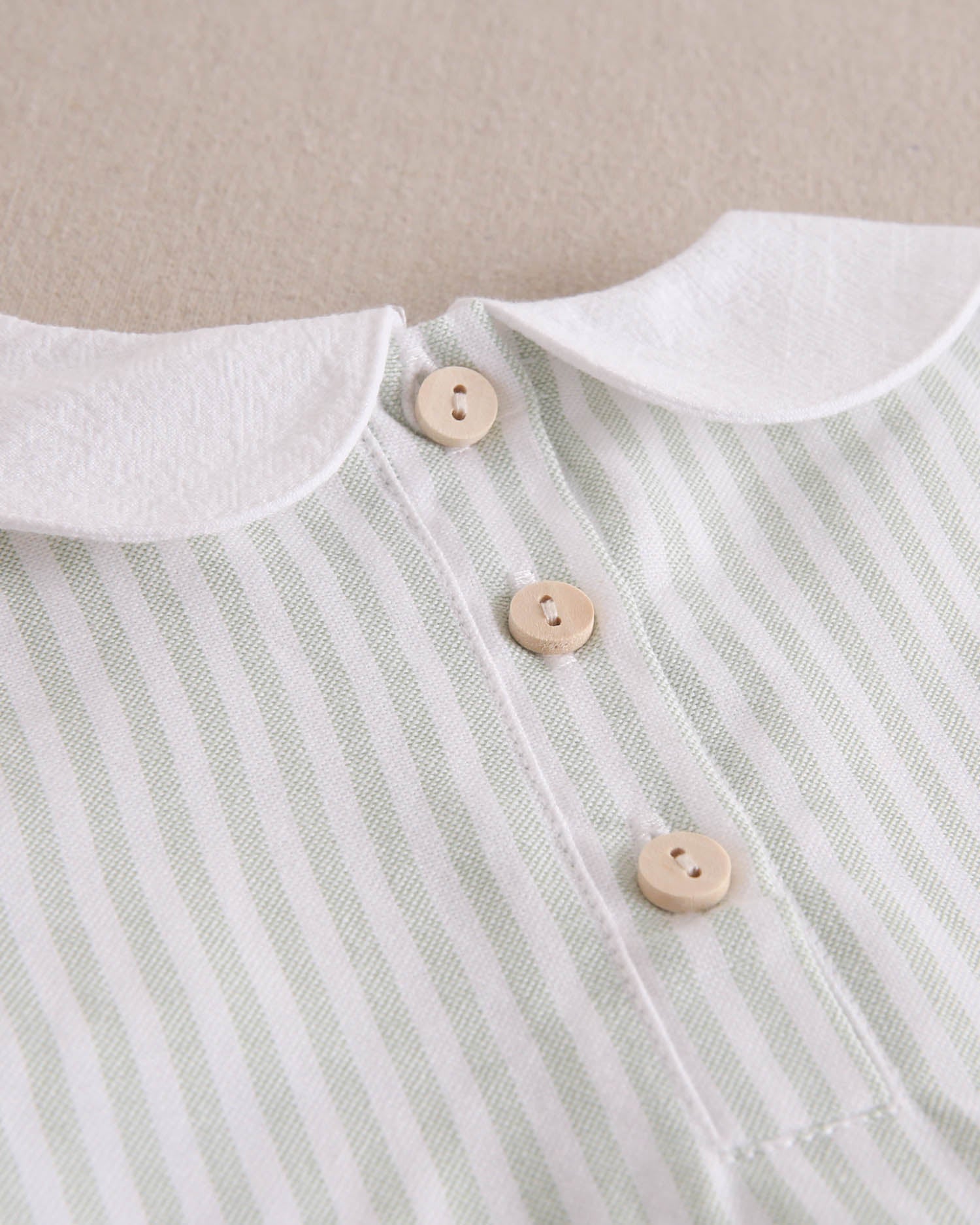 Ranita bebé niño rayas verde verde pastel y cuello blanco