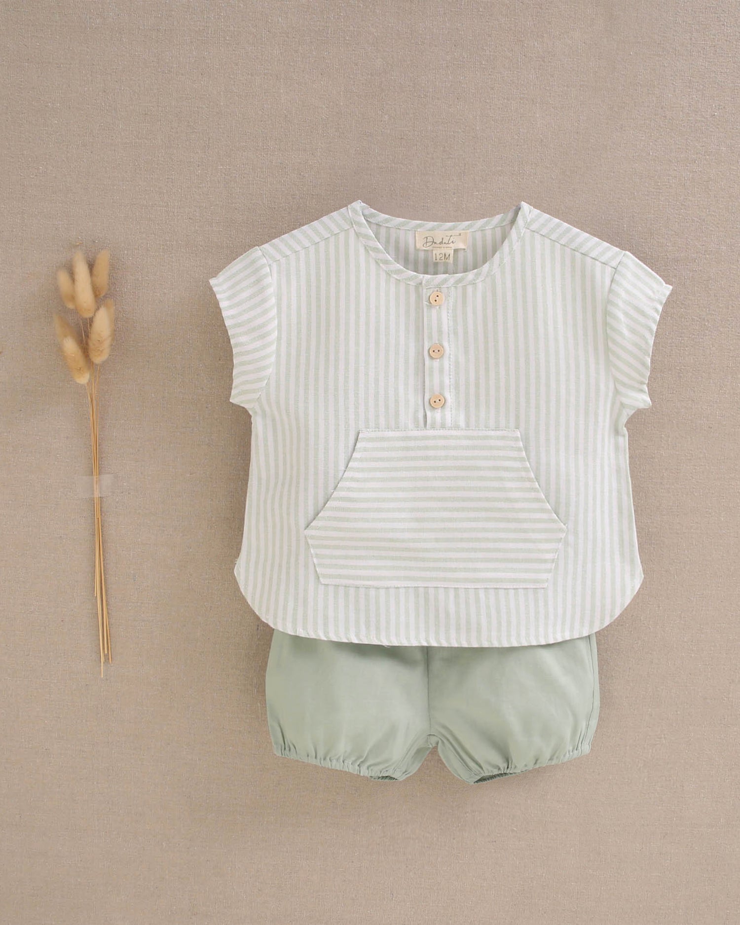 Conjunto bebé niño camisa rayas verde pastel y blanco, con short verde