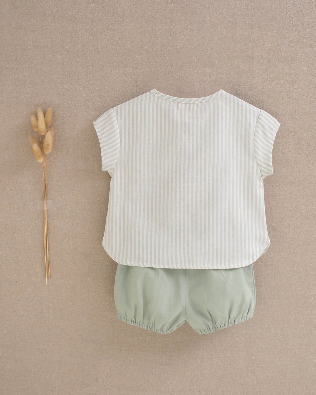 Conjunto bebé niño camisa rayas verde pastel y blanco, con short verde
