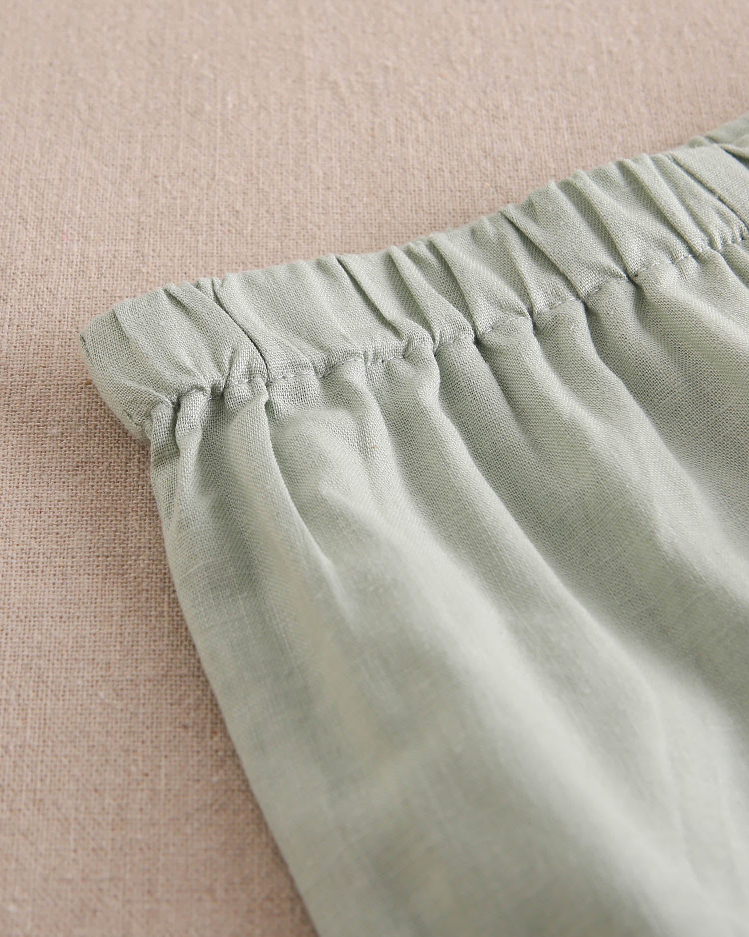 Conjunto bebé niño camisa rayas verde pastel y blanco, con short verde