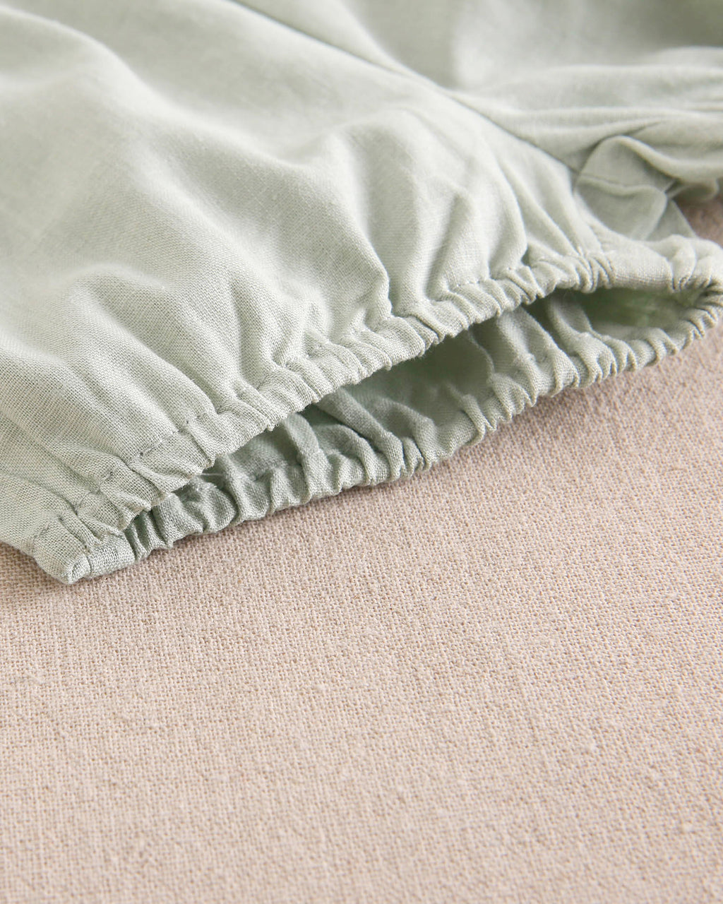 Conjunto bebé niño camisa rayas verde pastel y blanco, con short verde