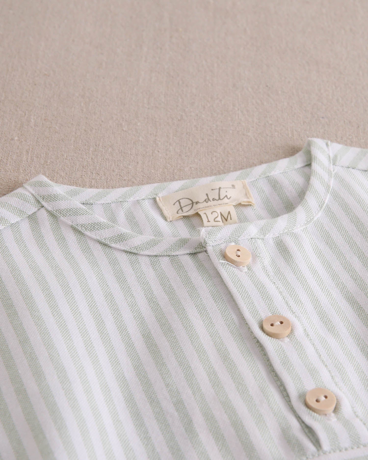 Conjunto bebé niño camisa rayas verde pastel y blanco, con short verde