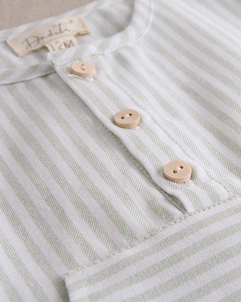 Conjunto bebé niño camisa rayas verde pastel y blanco, con short verde