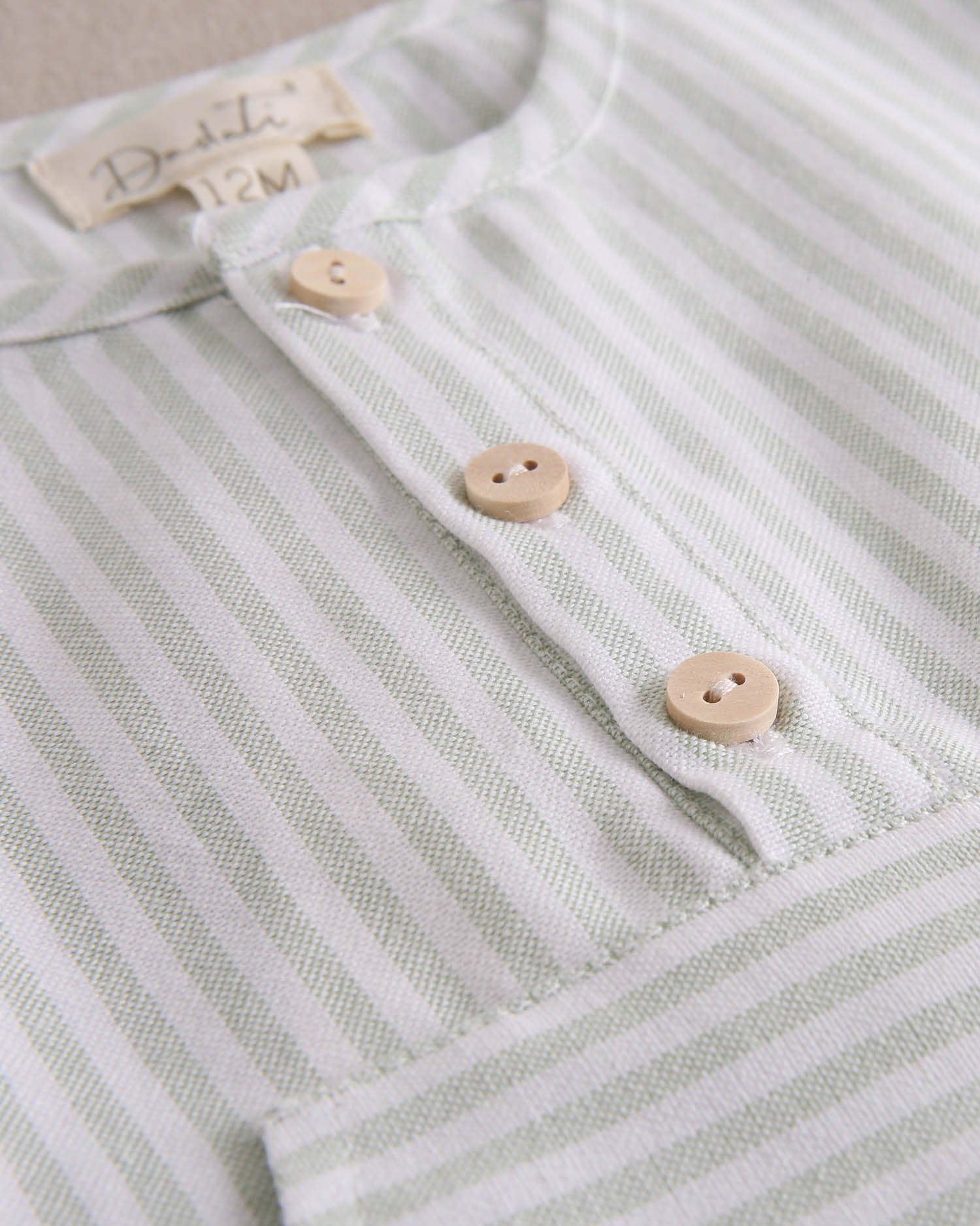 Conjunto bebé niño camisa rayas verde pastel y blanco, con short verde