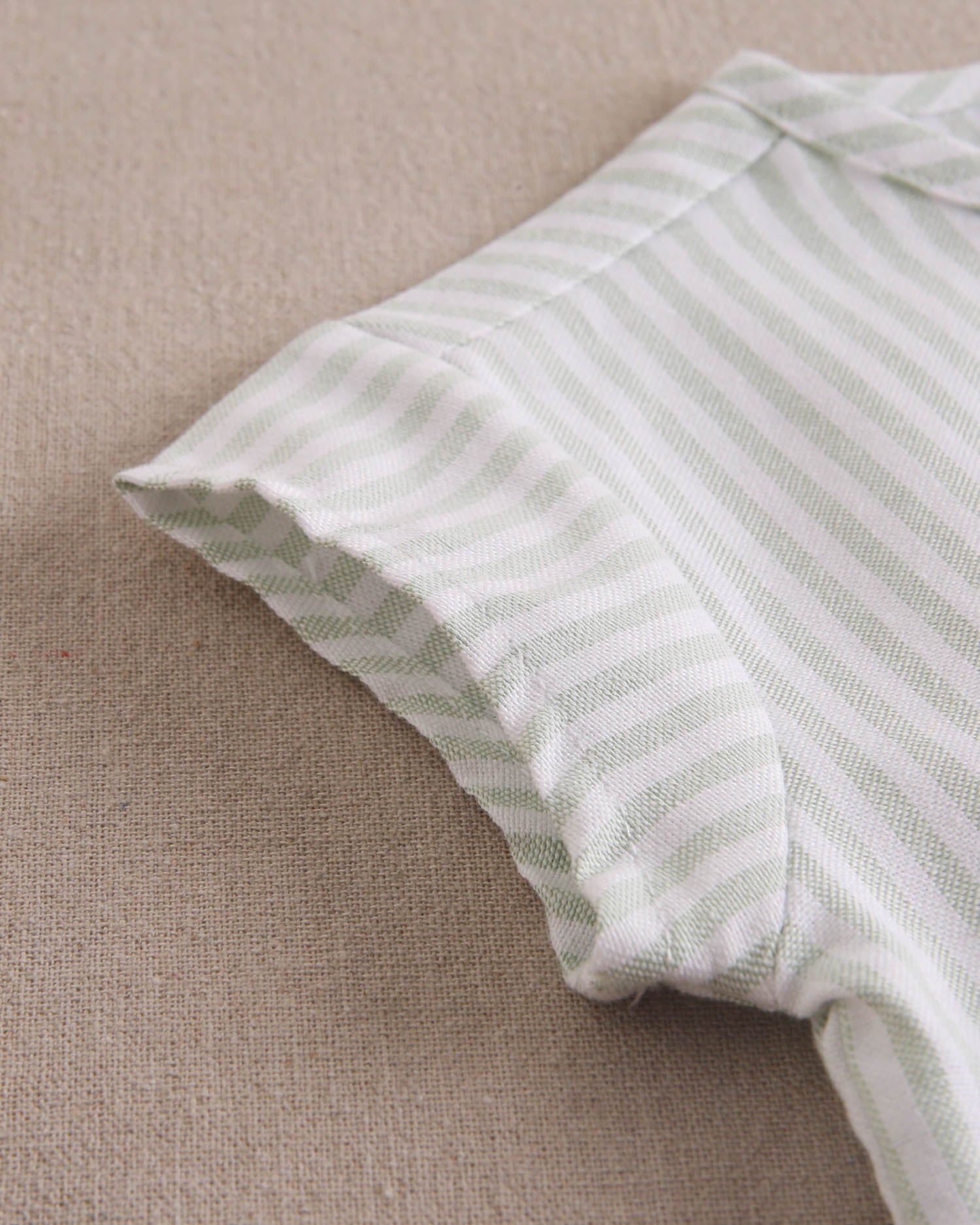 Conjunto bebé niño camisa rayas verde pastel y blanco, con short verde