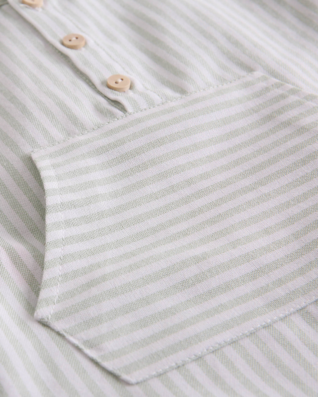 Conjunto bebé niño camisa rayas verde pastel y blanco, con short verde