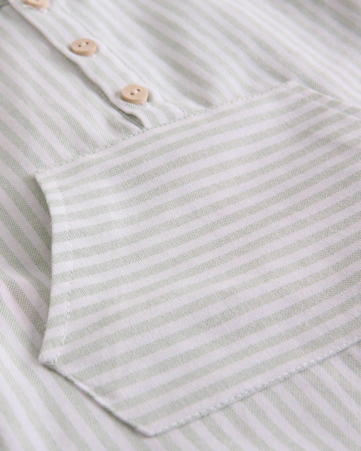 Conjunto bebé niño camisa rayas verde pastel y blanco, con short verde