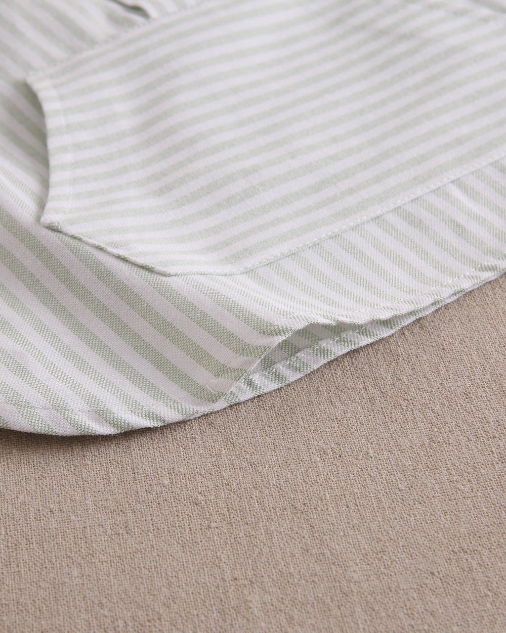 Conjunto bebé niño camisa rayas verde pastel y blanco, con short verde