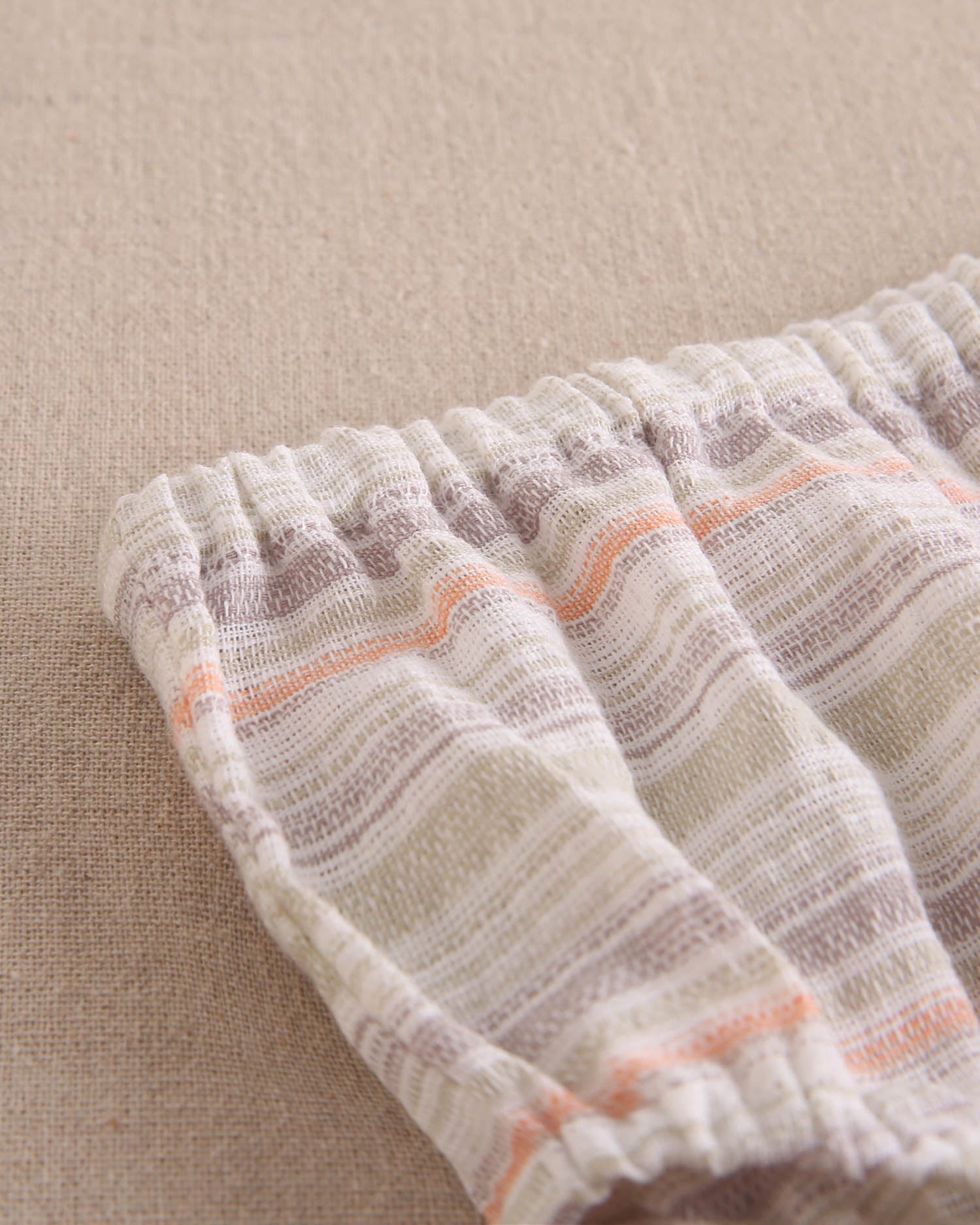 Vestido bebé niña rayas naranja, gris y verde, con borla naranja flúor