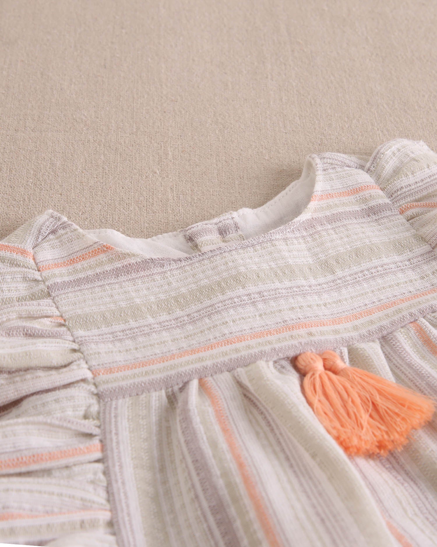 Vestido bebé niña rayas naranja, gris y verde, con borla naranja flúor