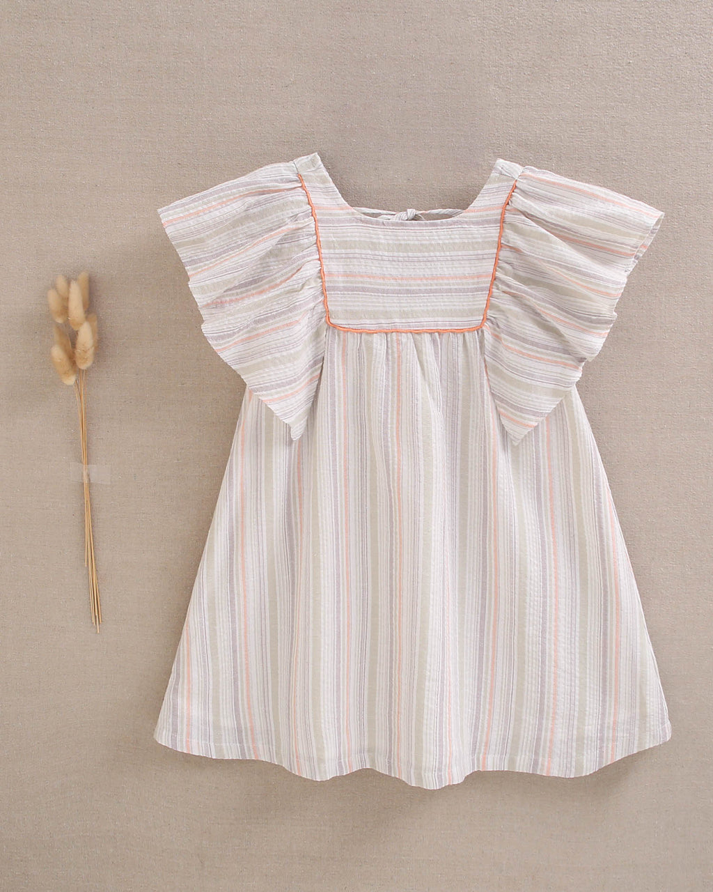 Vestido niña de rayas naranja, gris y verde, con manga volante y pechera cuadrada borde naranja