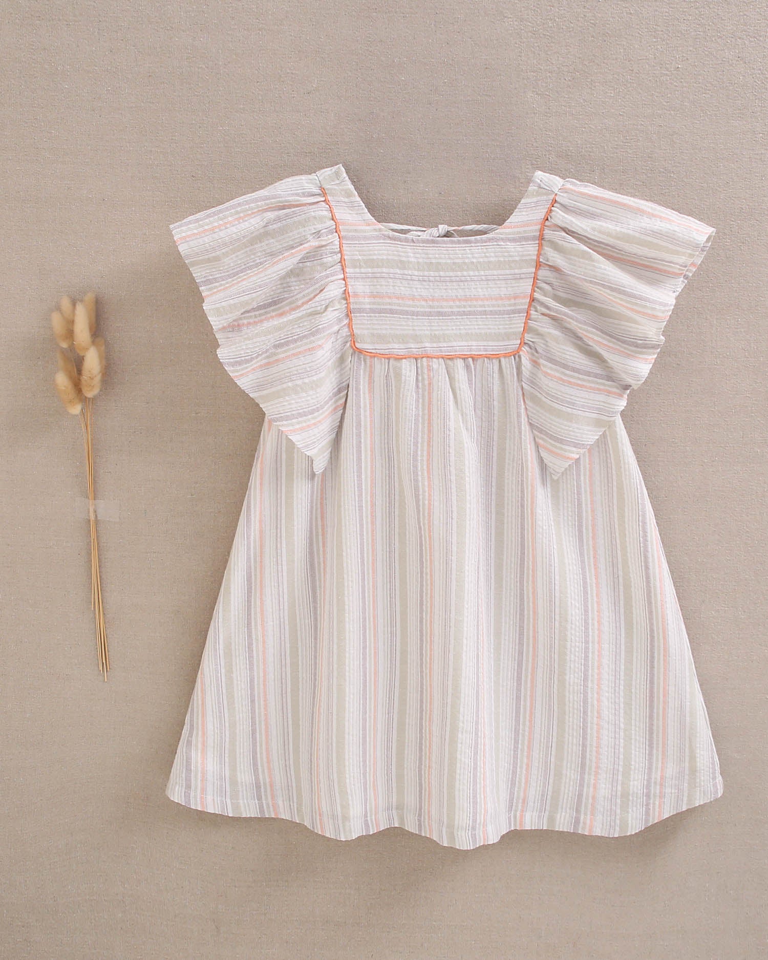 Vestido niña de rayas naranja, gris y verde, con manga volante y pechera cuadrada borde naranja