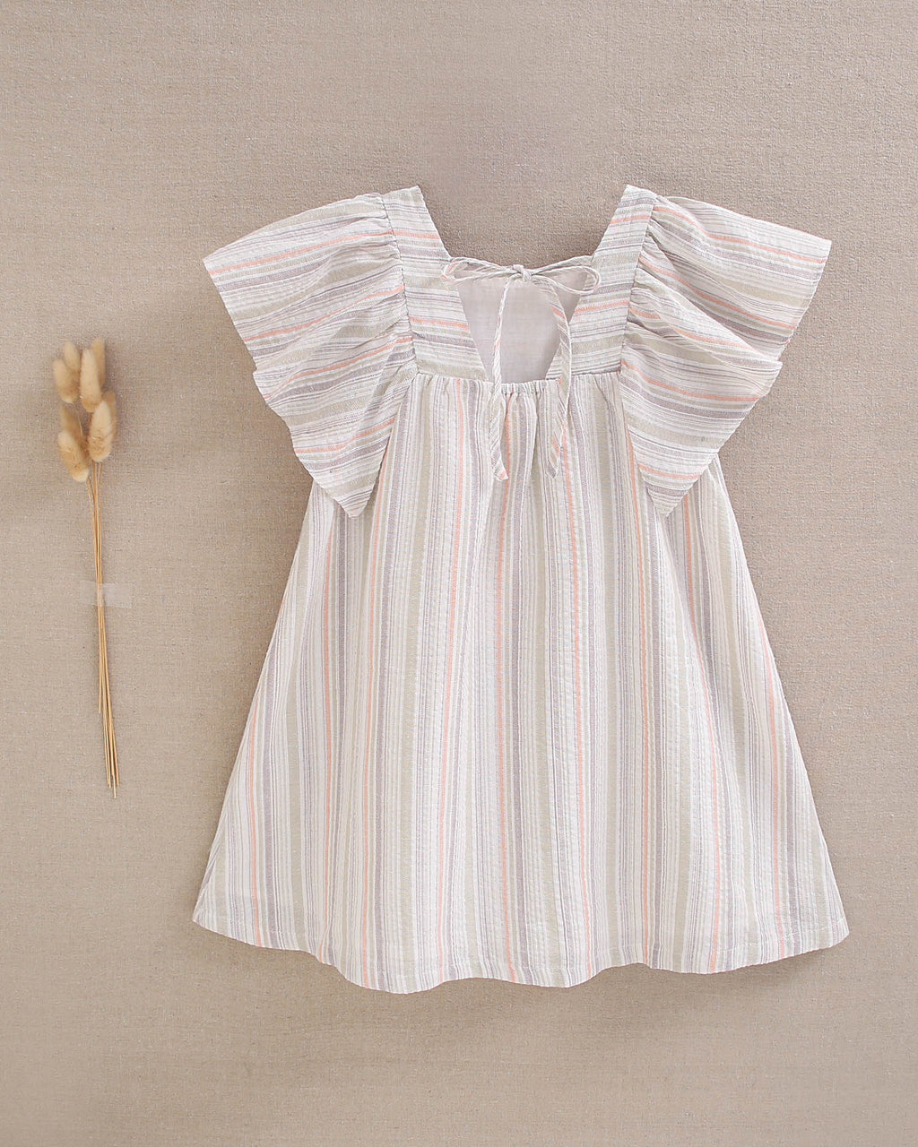 Vestido niña de rayas naranja, gris y verde, con manga volante y pechera cuadrada borde naranja