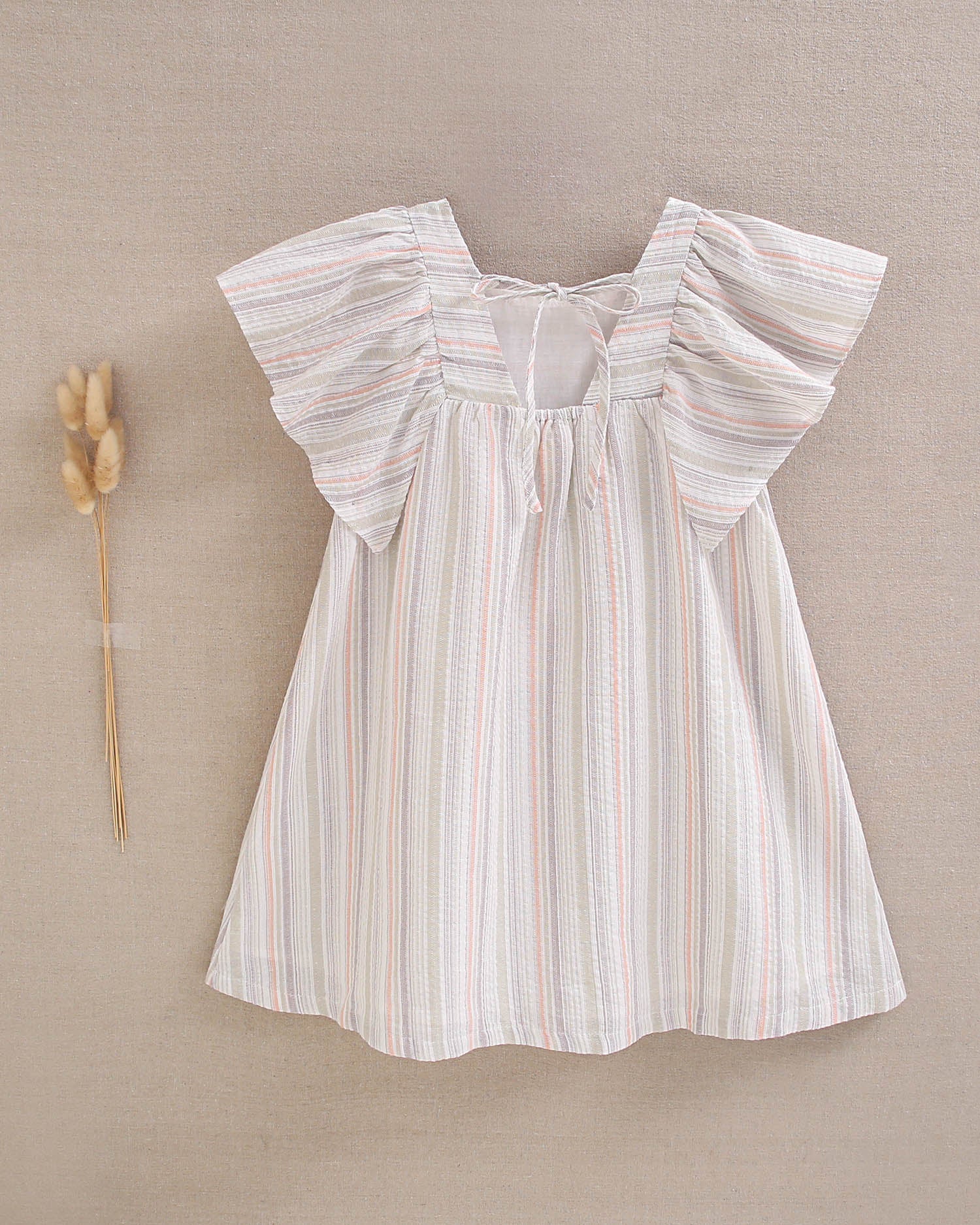 Vestido niña de rayas naranja, gris y verde, con manga volante y pechera cuadrada borde naranja