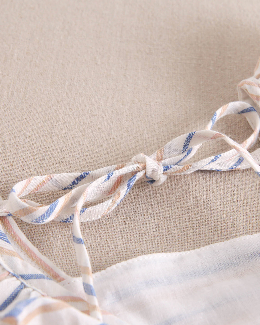 Vestido niña de rayas naranja, gris y verde, con manga volante y pechera cuadrada borde naranja