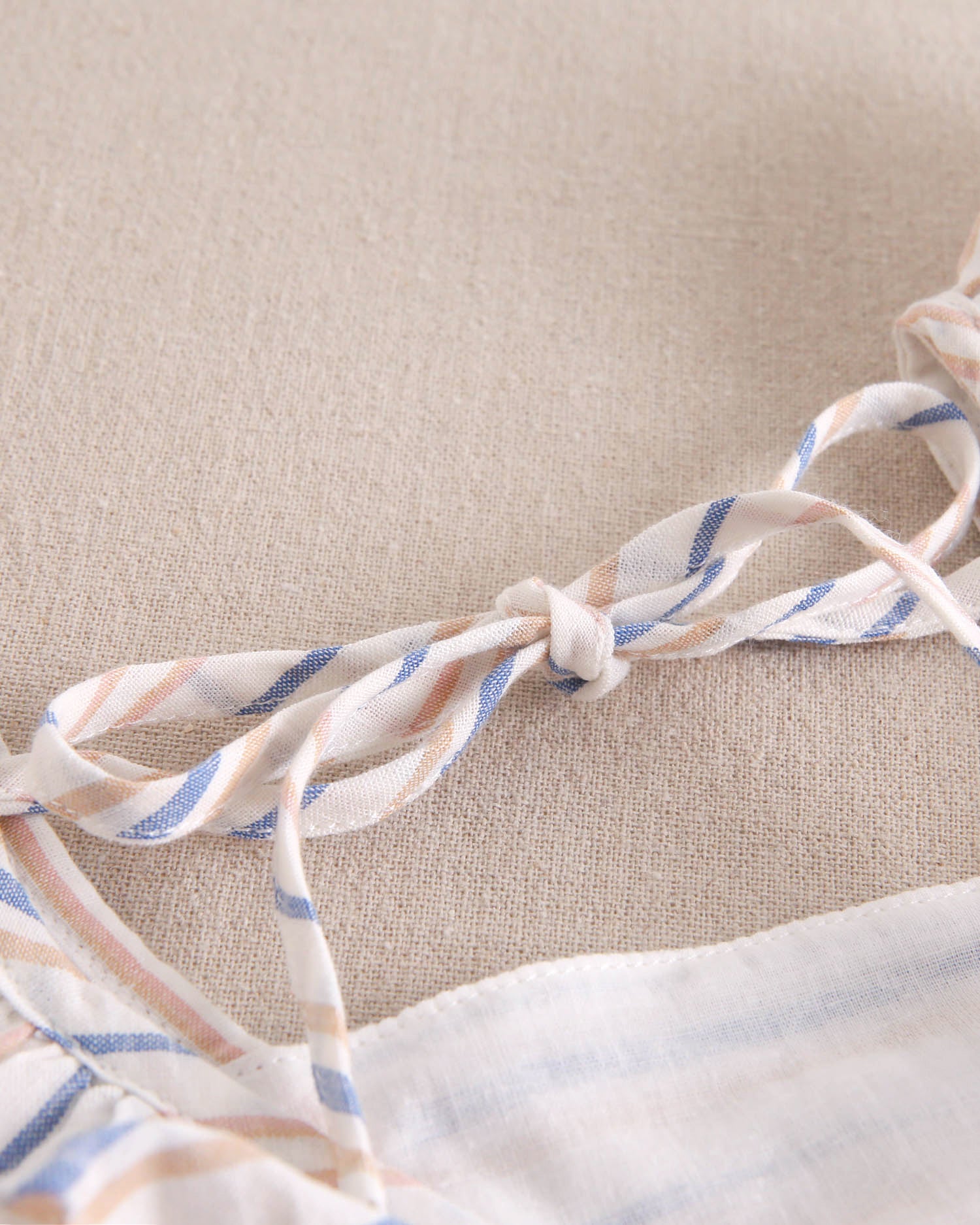 Vestido niña de rayas naranja, gris y verde, con manga volante y pechera cuadrada borde naranja