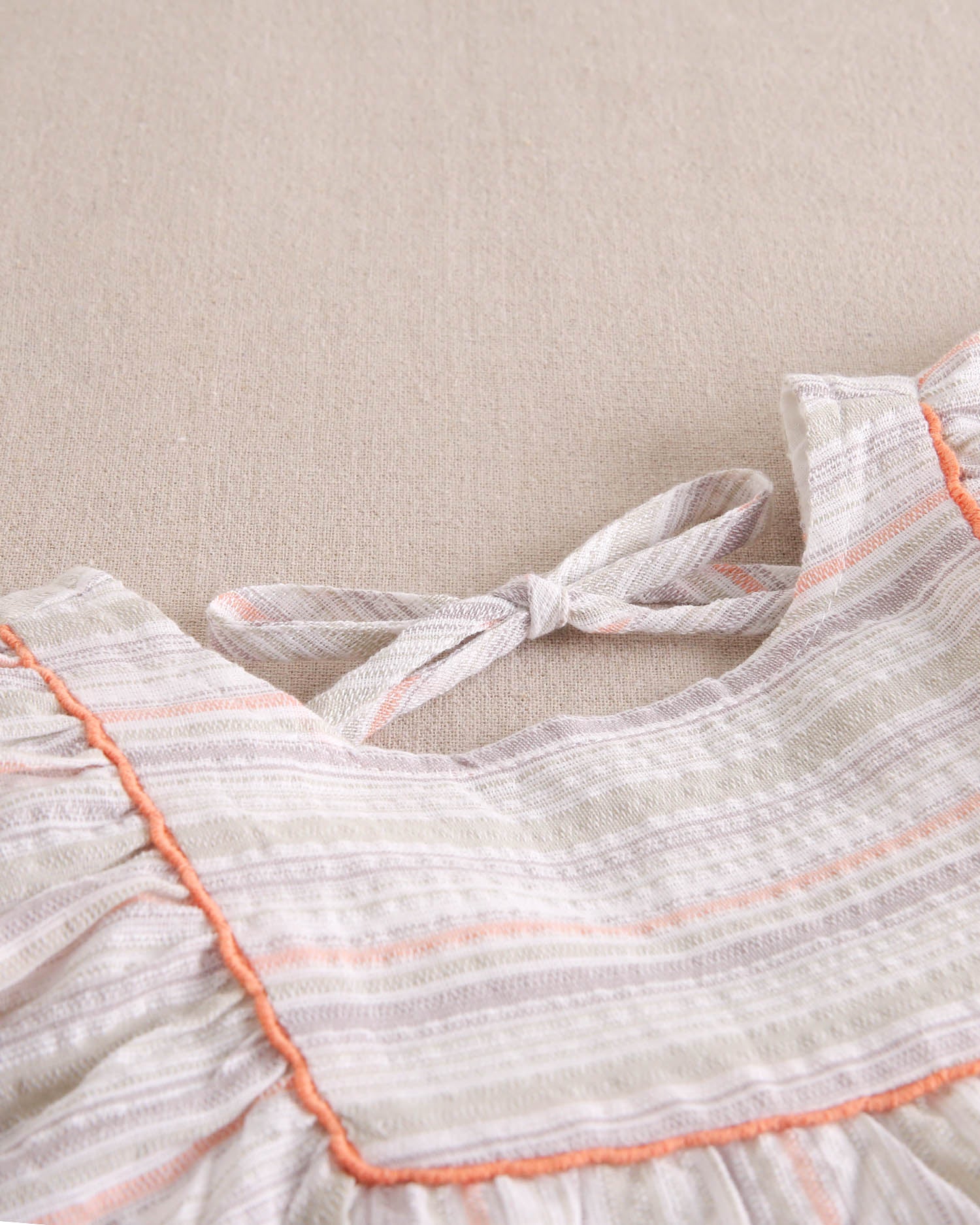 Vestido niña de rayas naranja, gris y verde, con manga volante y pechera cuadrada borde naranja