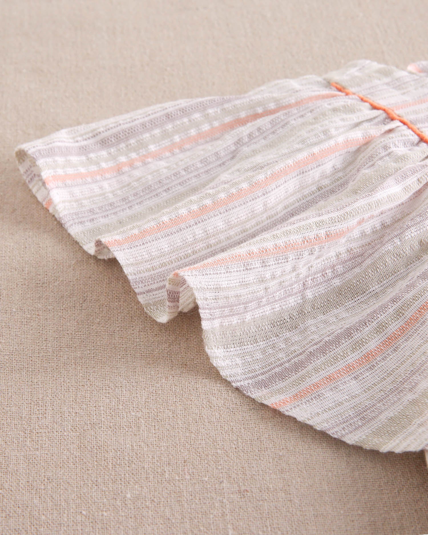 Vestido niña de rayas naranja, gris y verde, con manga volante y pechera cuadrada borde naranja