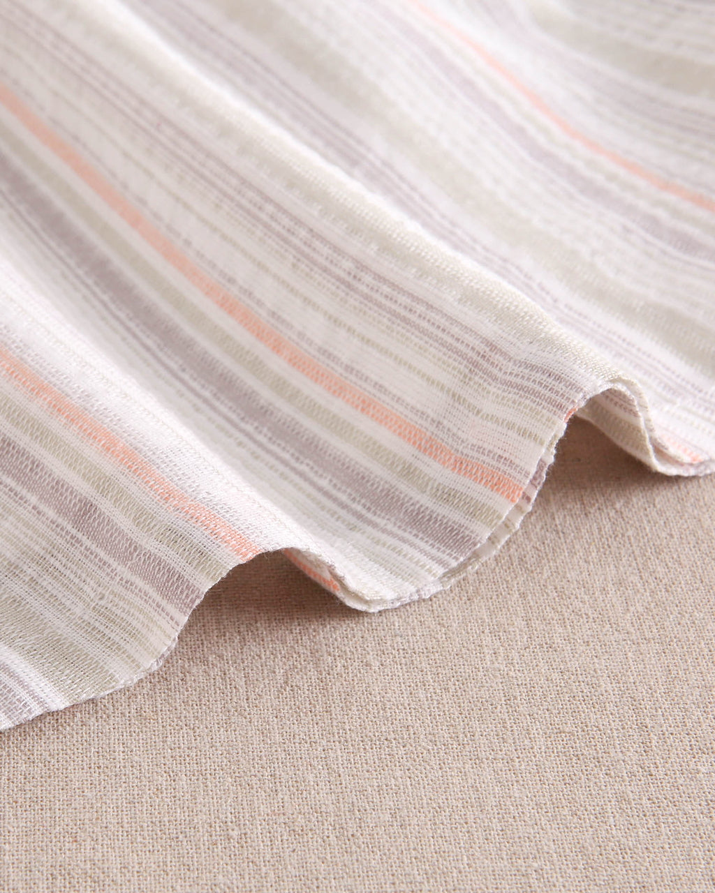 Vestido niña de rayas naranja, gris y verde, con manga volante y pechera cuadrada borde naranja