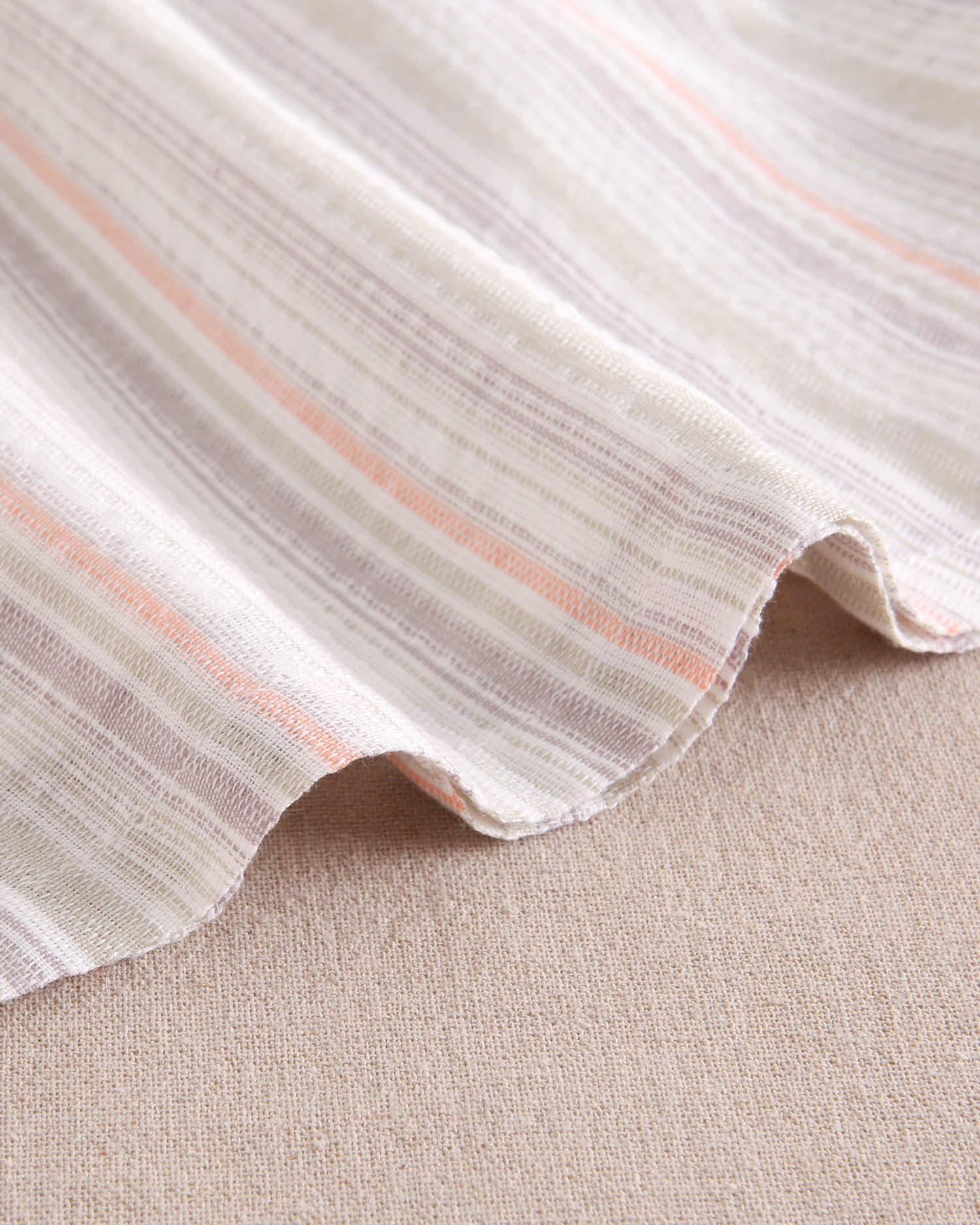 Vestido niña de rayas naranja, gris y verde, con manga volante y pechera cuadrada borde naranja