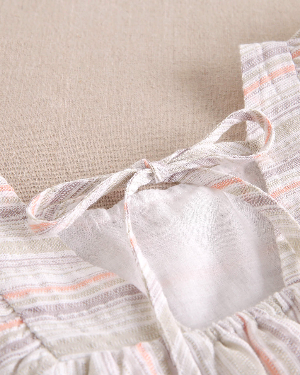 Vestido niña de rayas naranja, gris y verde, con manga volante y pechera cuadrada borde naranja